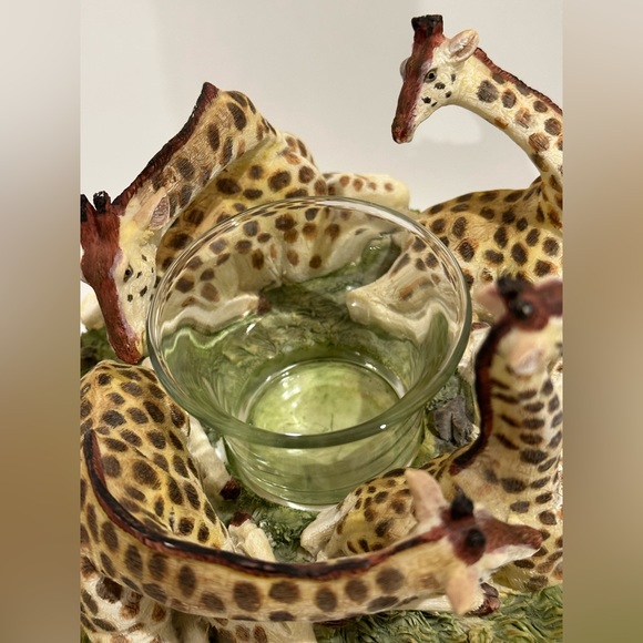 Circle Of Four Giraffes Resin Candle Holder With Glass Votive (0003990) - Picture 8 of 8